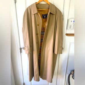 Burberry Vintage Beige Classic Trench Coat.Removable wool lining.